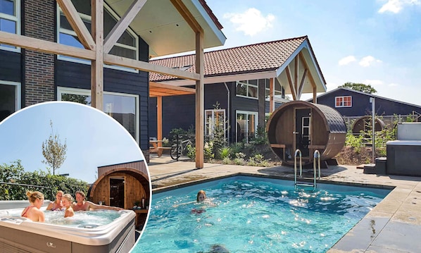Una casa moderna con piscina, jacuzzi y barriles de madera.