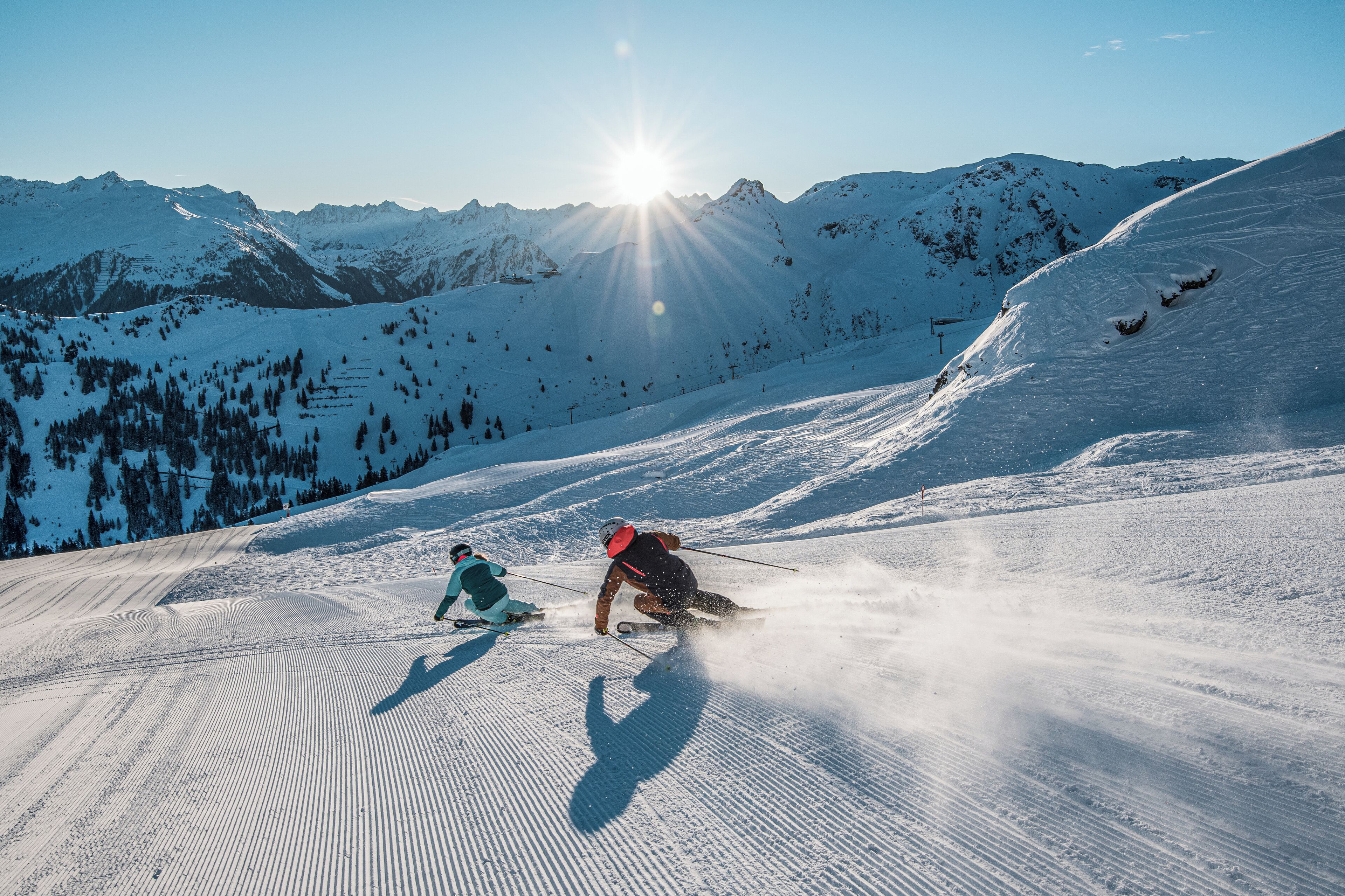 Een besneeuwde helling met skiërs.