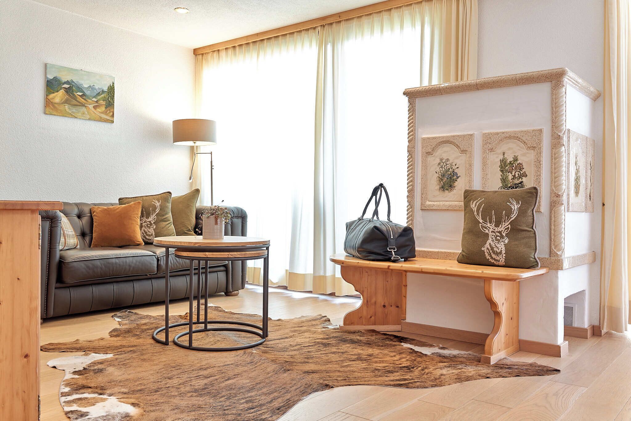 Minibar, safe på rommet, skrivebord og lydisolert