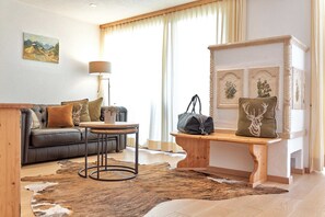 Minibar, värdeförvaringsskåp på rummet, skrivbord och ljudisolering