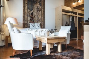 Suite, 1 habitación, no fumadores | Zona de estar | Una televisión de pantalla plana