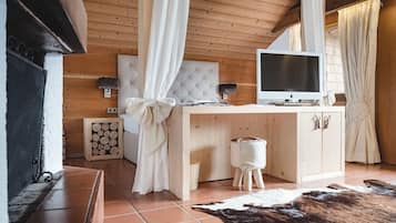 Suite, 1 Bedroom, Non Smoking | Minibar, in-room safe, desk, soundproofing
