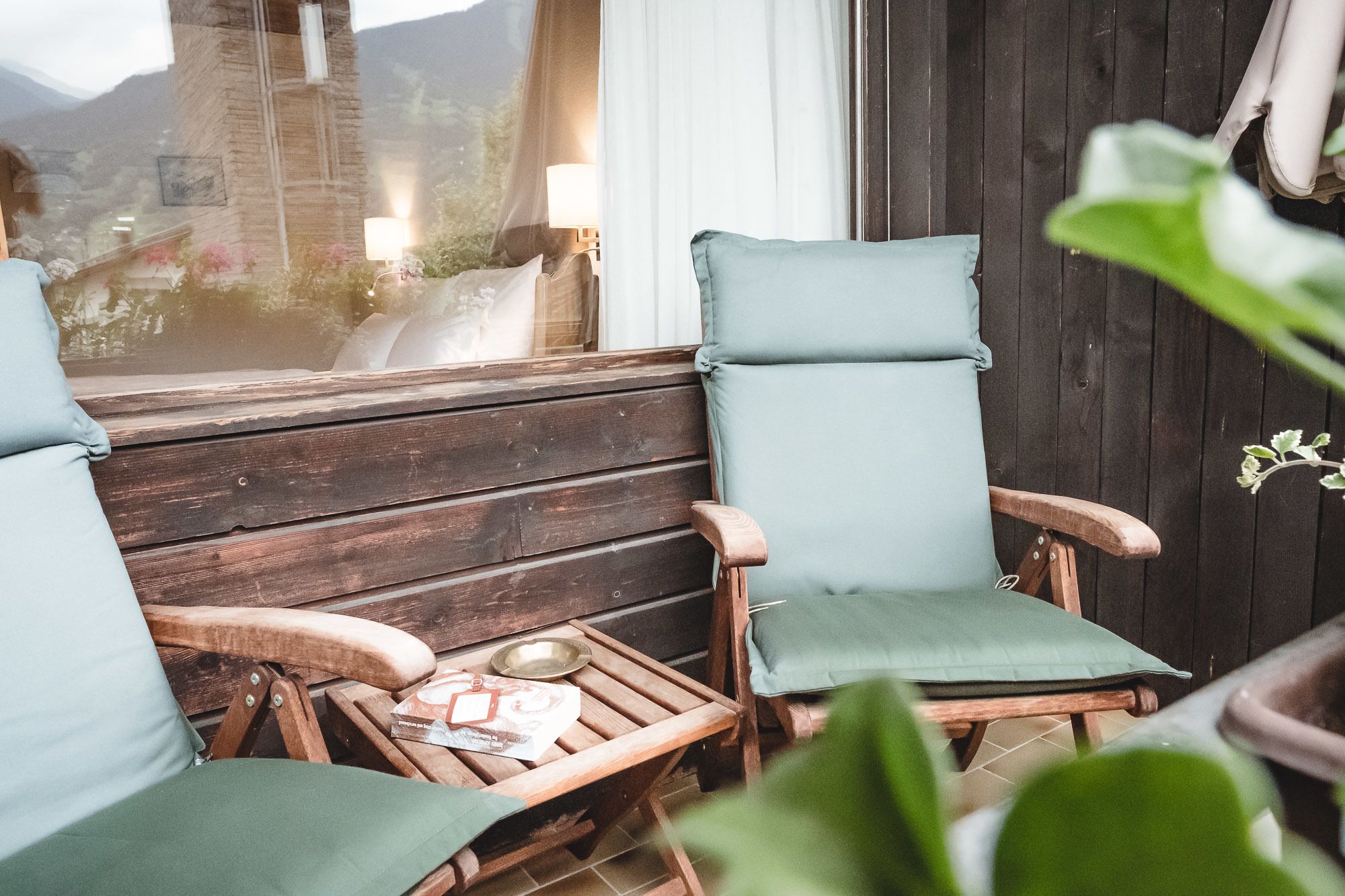 Un coin salon confortable, avec des meubles en bois et une vue sur un paysage montagneux.