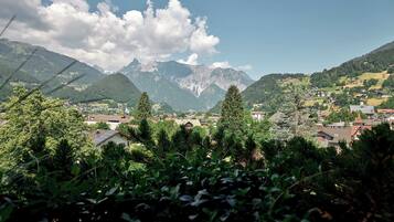 Eine Berglandschaft mit einem Dorf, eingebettet in ein Tal.