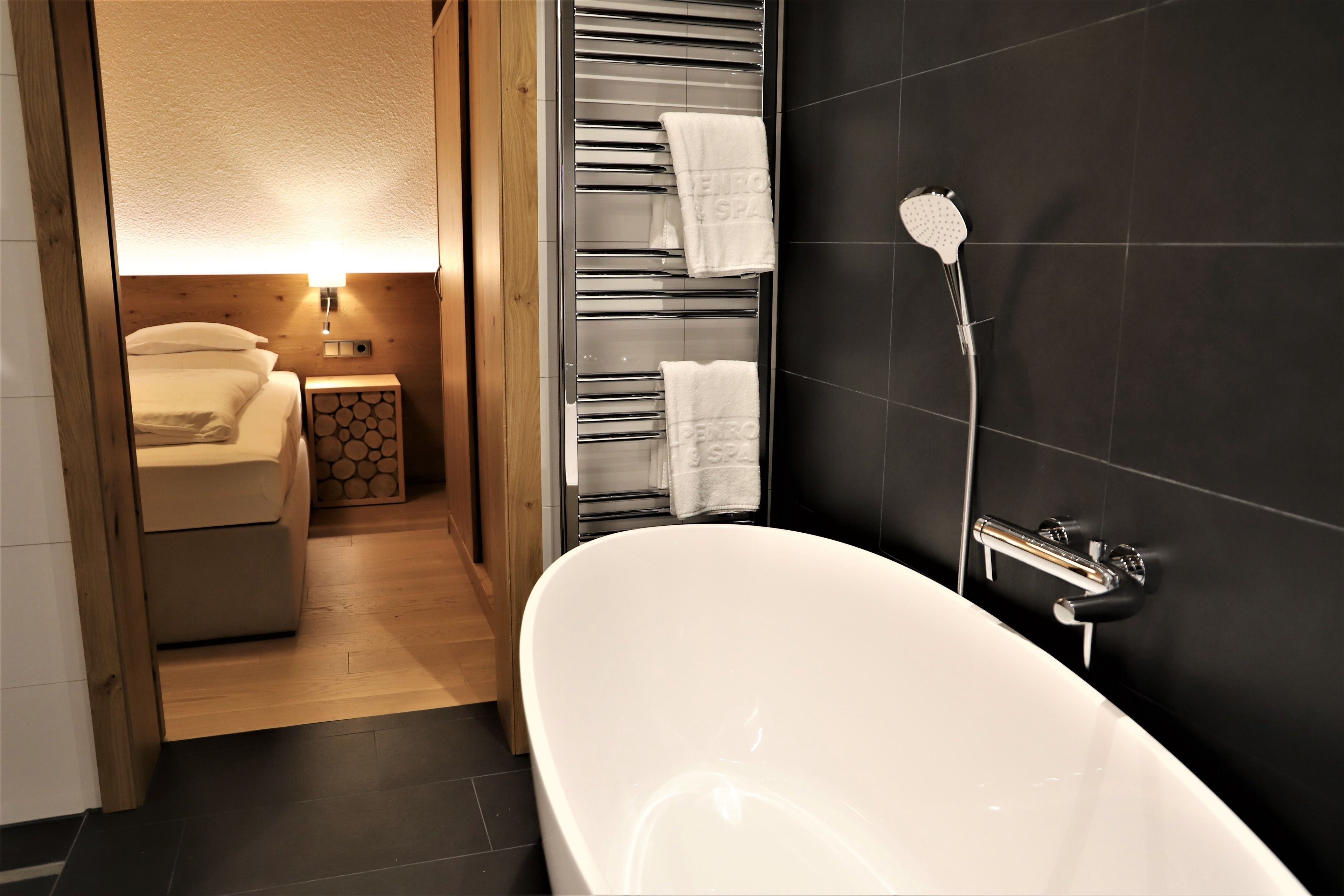 junior suite, 1 bedroom | minibar, in-room safe, desk, soundproofing