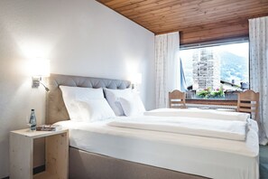 Minibar, värdeförvaringsskåp på rummet, skrivbord och ljudisolering