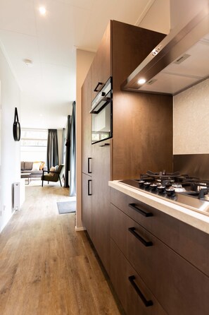 KylskÄp, mikrovÄgsugn, diskmaskin och kaffe- och tebryggare