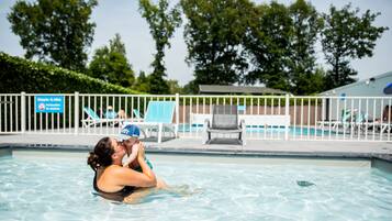 Alberca al aire libre por temporada y sombrillas en la alberca