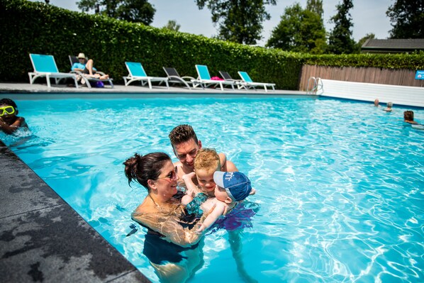 Außenpool (je nach Saison geöffnet), Sonnenschirme, Liegestühle