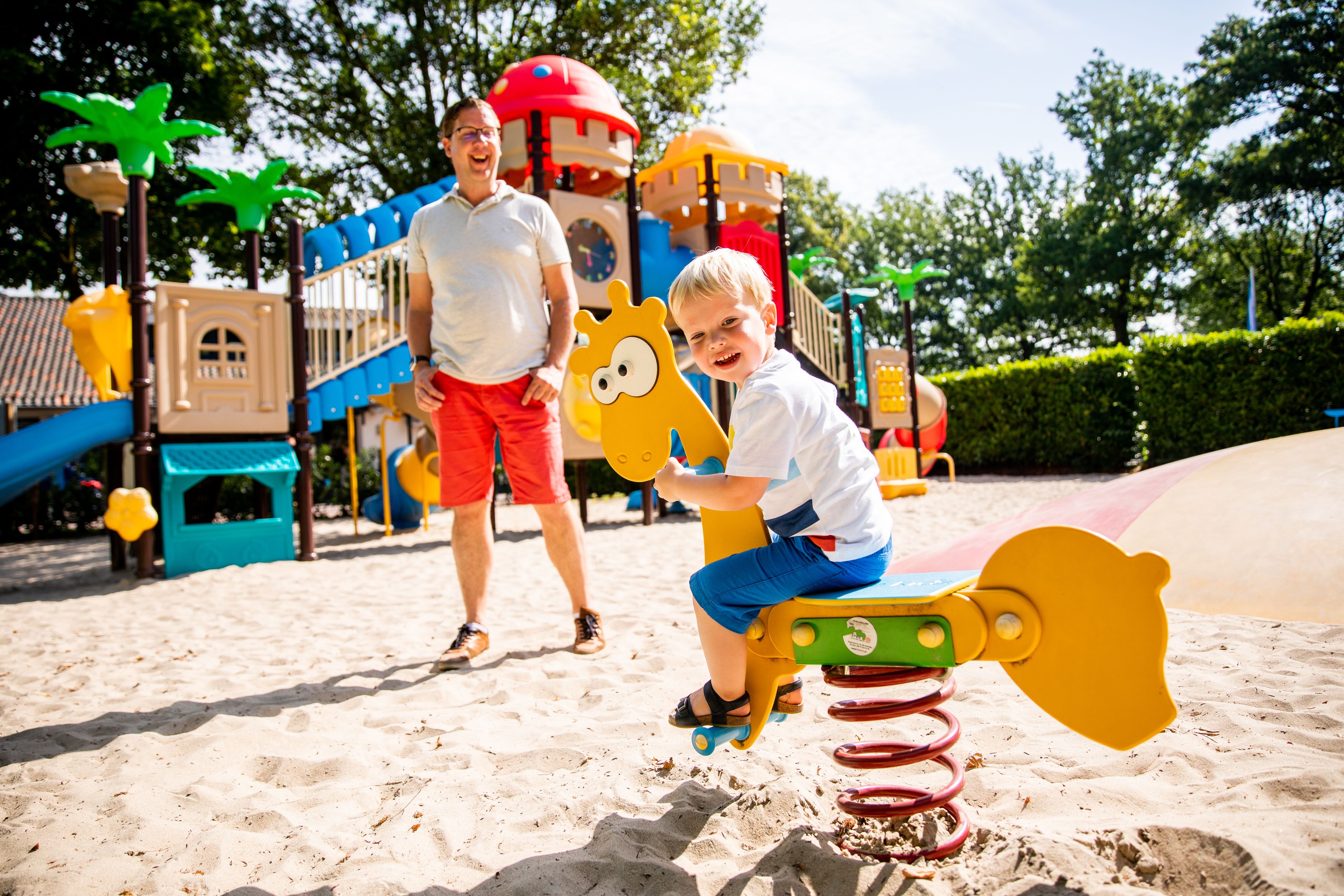 Une aire de jeux avec un toboggan et des structures d’escalade.