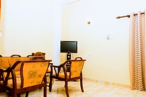 Standard Room, Garden View | Living room | TV - Wayside Guest (Mirissa)