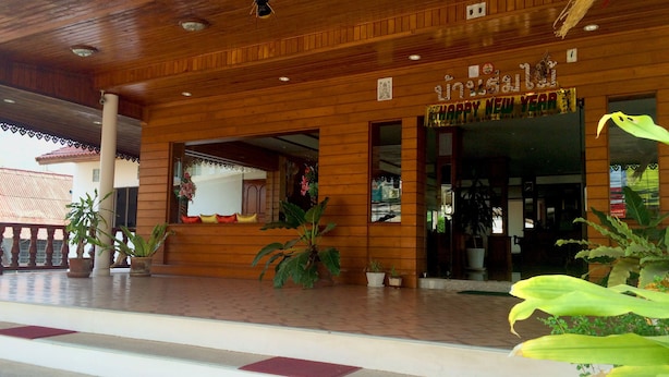 A wooden building with a sign that reads "Happy New Year".