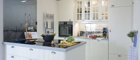 Deluxe Apartment, Balcony | Private kitchen