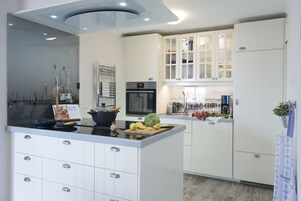 Apartamento Deluxe, balcón | Cocina privada | Frigorífico grande, horno, placa de cocina y lavavajillas