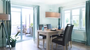 Deluxe-lejlighed - balkon | Spisning på værelset