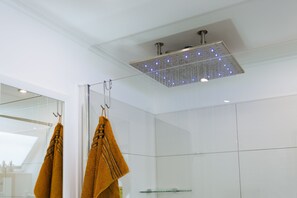 Apartemen Deluks, 1 Tempat Tidur King, menghadap pantai | Kamar mandi | Shower, shower pijat air, pengering rambut, dan sabun