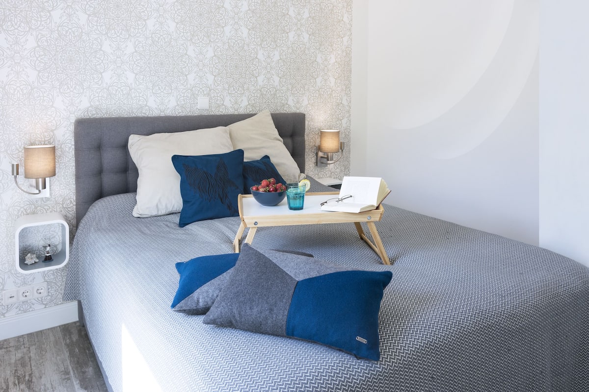 Deluxe Apartment, 1 Queen Bed, Beachfront | Blackout curtains, soundproofing, free WiFi, individually decorated