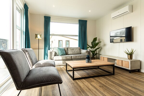 Module Flat Roof 4 personen | Wohnbereich | 40-Zoll-Flachbildfernseher mit Kabelempfang, Fernseher