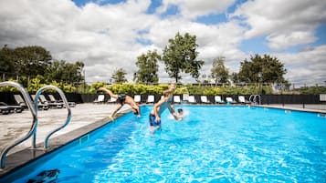 Una piscina al aire libre de temporada