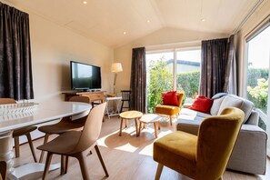 Berkel 6 | Living area | 49-inch flat-screen TV with cable channels, TV - EuroParcs Parc du Soleil (Noordwijk)