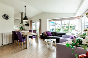 Deluxe Holiday Home for 4 | 1 ห้องนอน, ห้องเก็บเสียง, เปล/เตียงเด็กอ่อน, Wi-Fi ฟรี