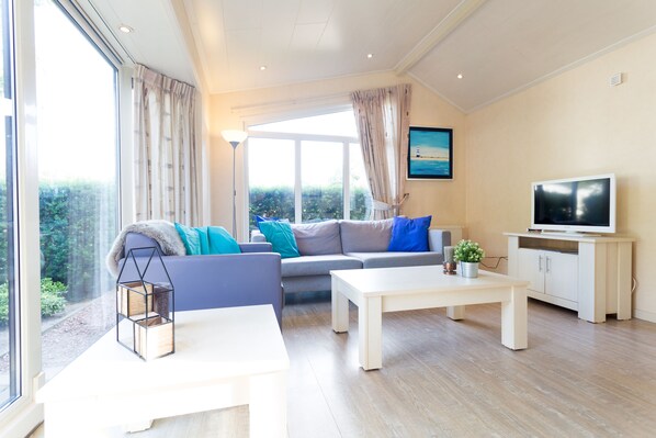 ห้องเบสิก (4 p) | ห้องนั่งเล่น | ทีวี