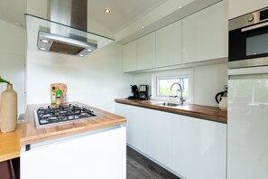 Deluxe Holiday Home (For 5)  | ครัวส่วนตัว | ตู้เย็น, ไมโครเวฟ, เตาประกอบอาหาร, เครื่องชงกาแฟ/ชา