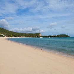 Sulla spiaggia, lettini da mare, ombrelloni, teli da spiaggia