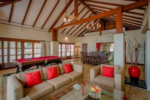 Grand villa | Woonruimte | Ledtelevisie en een tafeltennistafel