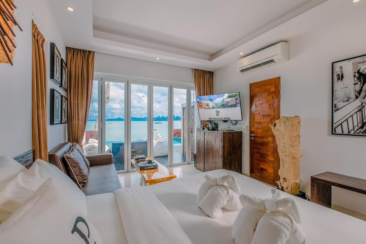 Beach Front Pool Villa | Bộ đồ giường cao cấp, nệm có lớp đệm bông