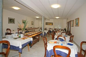 供应午餐和晚餐，地方菜