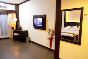 Desk, blackout curtains, free WiFi - Sulthan Hotel International (Banda Aceh)