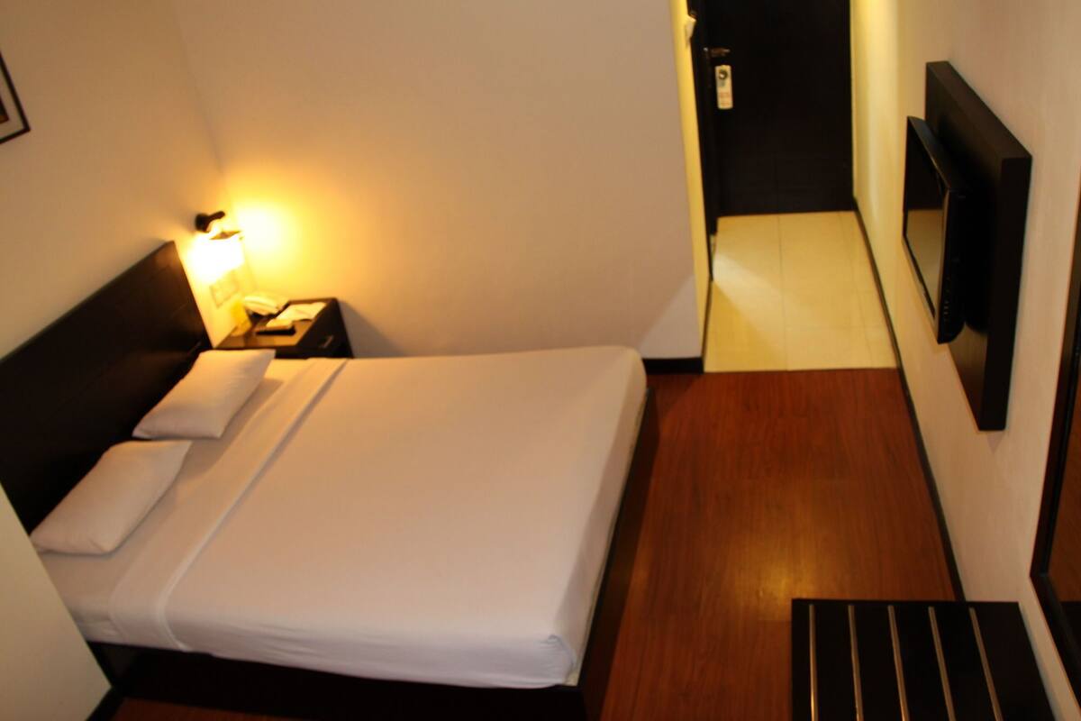 Quarto superior, 1 cama Queen | Escrivaninha, cortinas blackout, Wi-Fi de cortesia