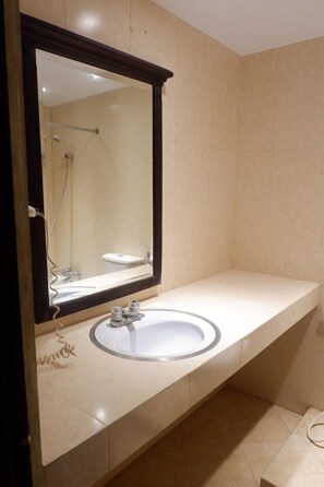 Shower, free toiletries, slippers, towels - Sulthan Hotel International (Banda Aceh)