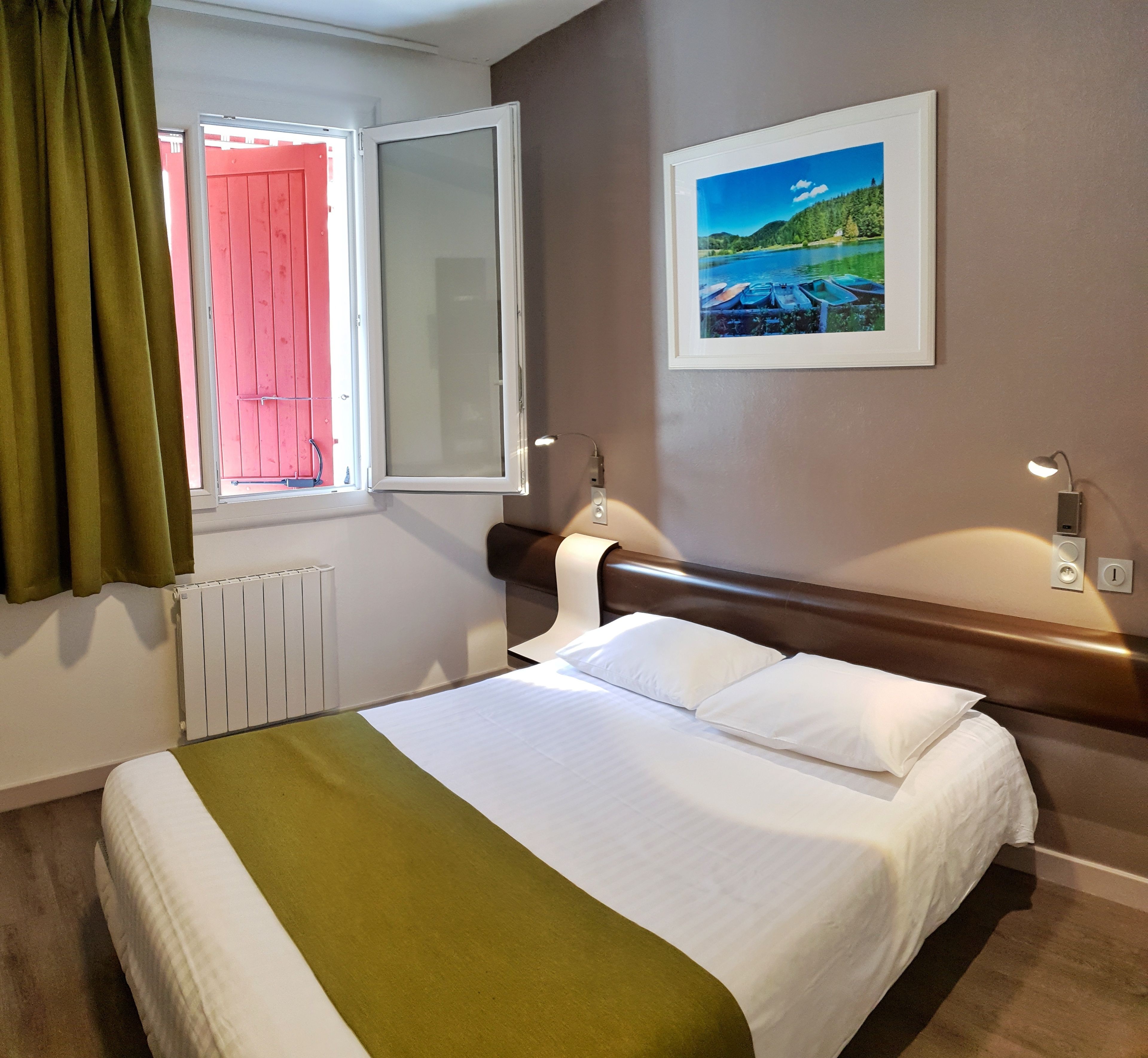 standard double room | desk, blackout curtains, soundproofing, iron/ironing board