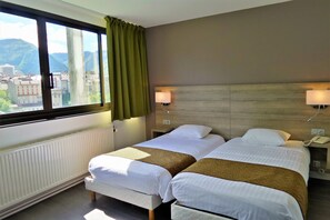 Superior Twin Room | Desk, blackout drapes, soundproofing, iron/ironing board - Jura Hotel (Saint-Claude)