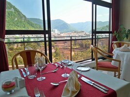 Lunch and dinner served, Regional cuisine