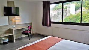 Superior Double Room | Desk, blackout drapes, soundproofing, iron/ironing board - Jura Hotel (Saint-Claude)