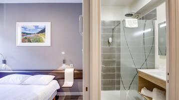 Kamar Double Standar | Meja kerja, tirai kedap cahaya, kedap suara, dan setrika/meja setrika