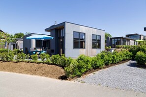 Sistema de insonorización, cunas gratuitas, wifi gratis y ropa de cama