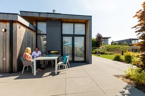 A modern house with a patio area. - TopParken Résidence Valkenburg (Schin op Geul)