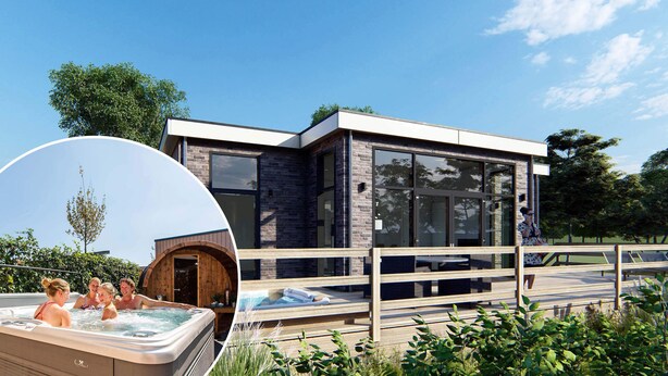 Una casa moderna con jacuzzi y terraza de madera.