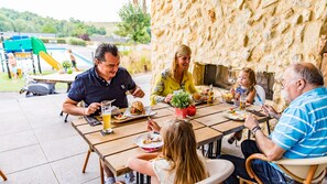 Family dining - TopParken Résidence Valkenburg (Schin op Geul)