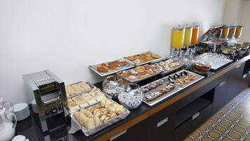 Colazione a buffet, servita tutte le mattine (15 EUR a persona)