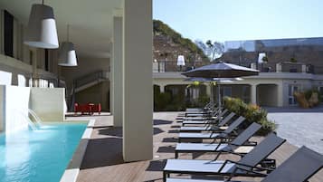 Piscina all'aperto, lettini