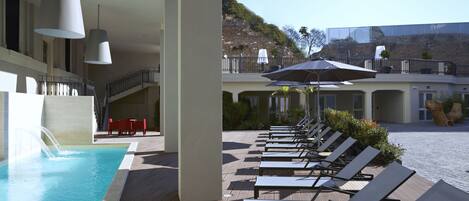 Piscina externa, espreguiçadeiras