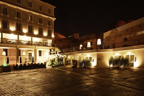 Front of property – evening/night - Hotel The Building (Rome)