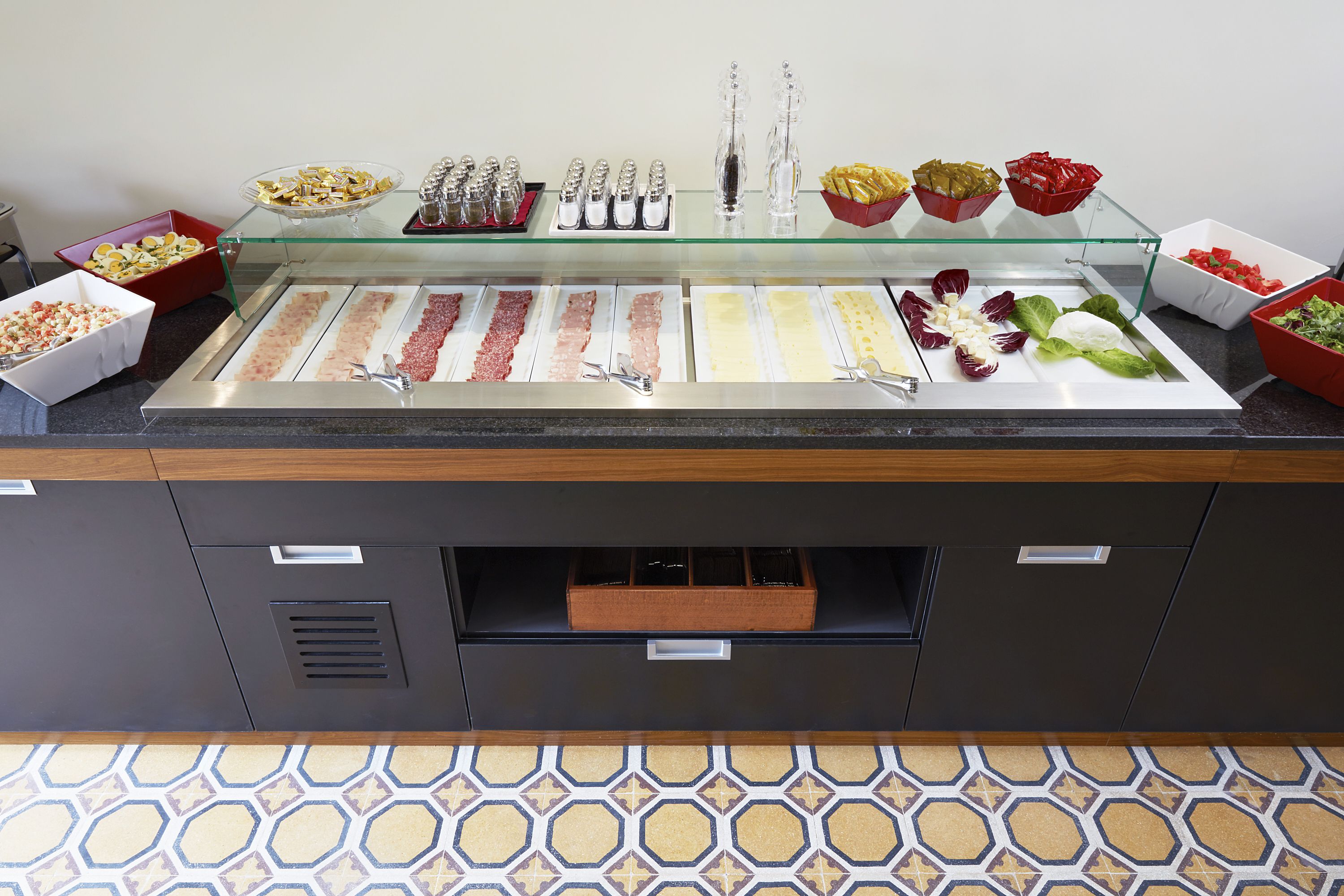 Een buffet met diverse gerechten en toevoegingen.