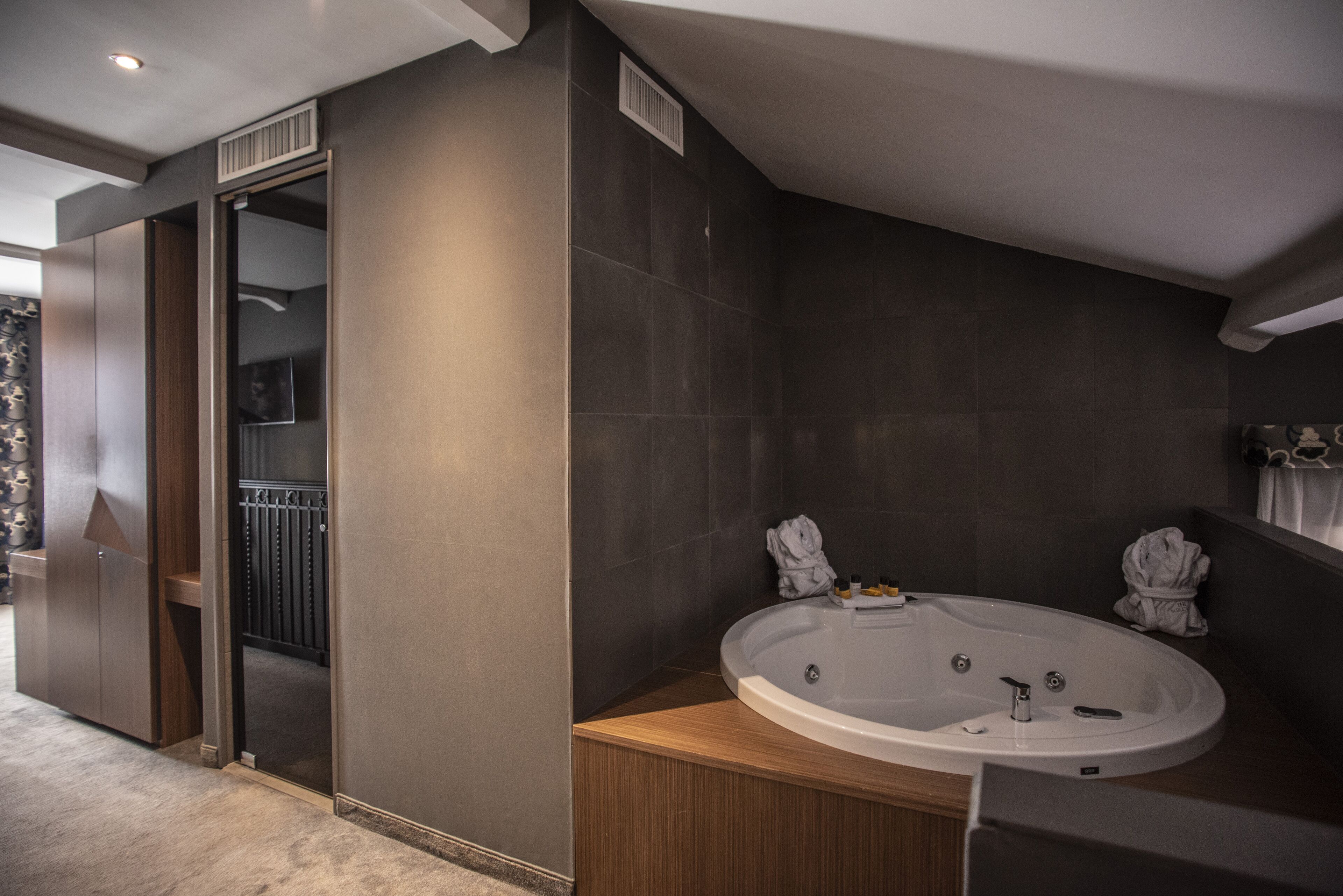 junior suite | jetted bathtub