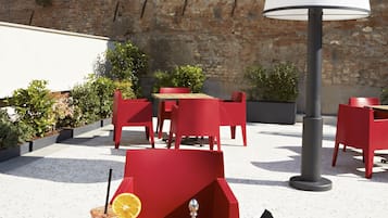 Aperto a pranzo e cena, cucina internazionale